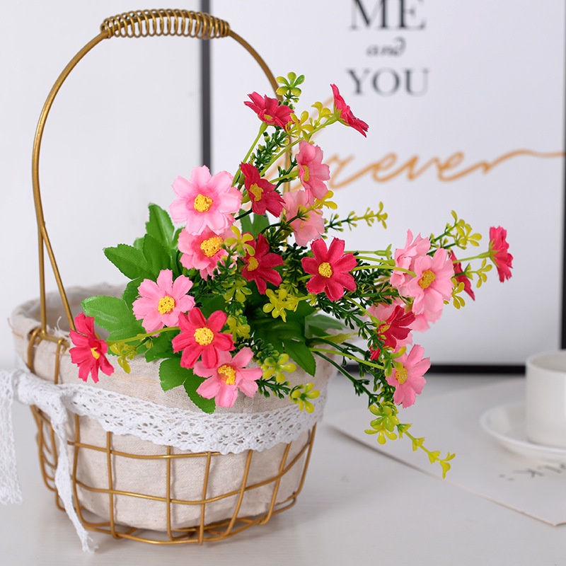 Một nhánh hoa cúc giả bằng lụa gồm nhiều bông dùng để chụp ảnh, decor nhà cửa