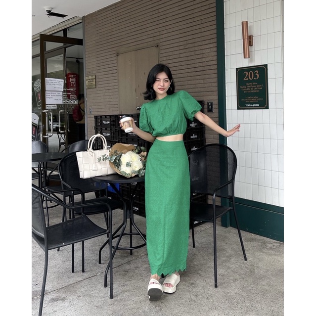 Chân váy dài hoa thêu