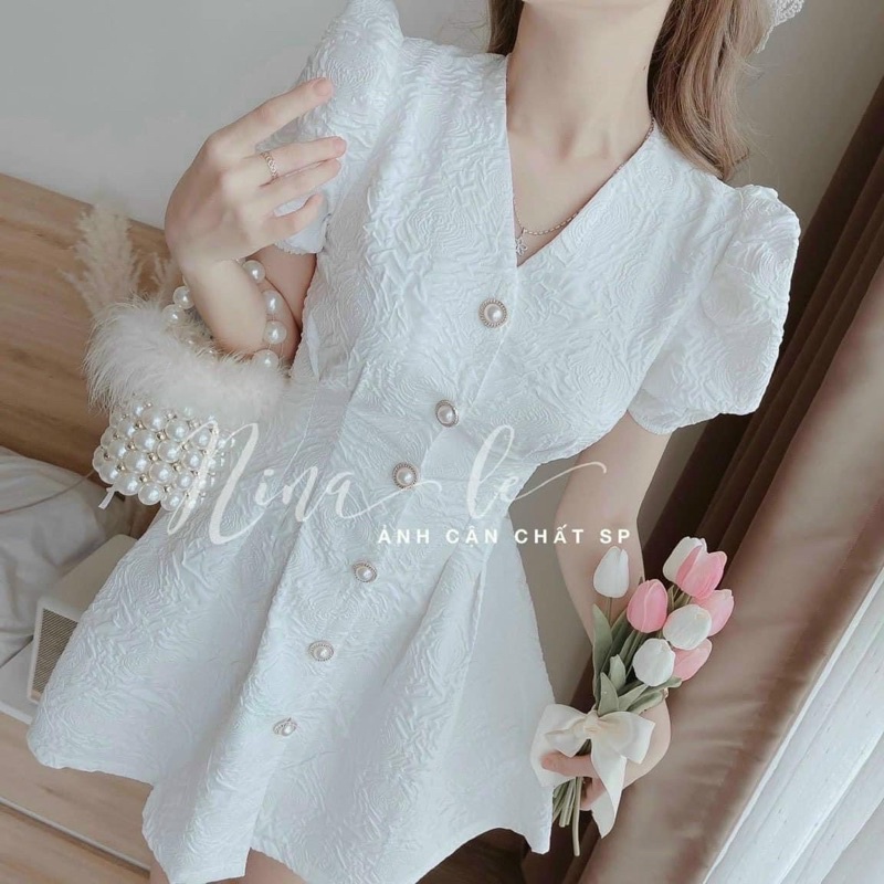 Đầm trắng gấm hoa cổ V cutout lưng