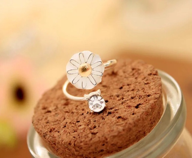 Nhẫn hoa trắng