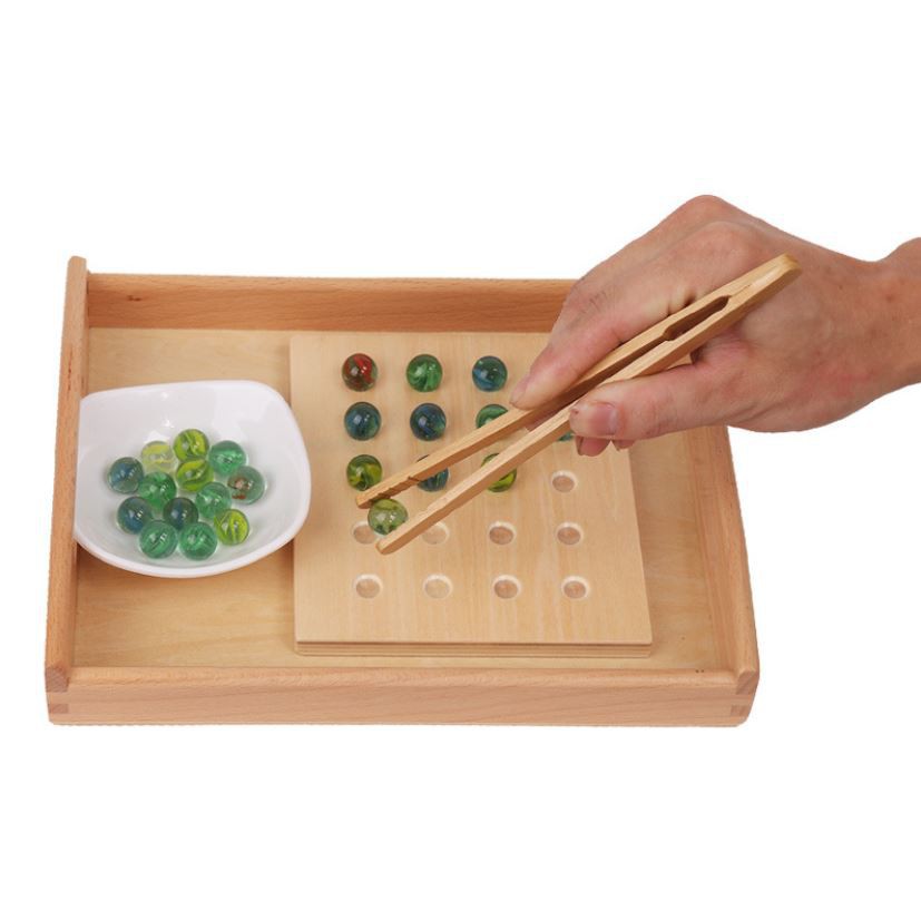 Giáo cụ Montessori - Tập gắp bi rèn vận động tinh