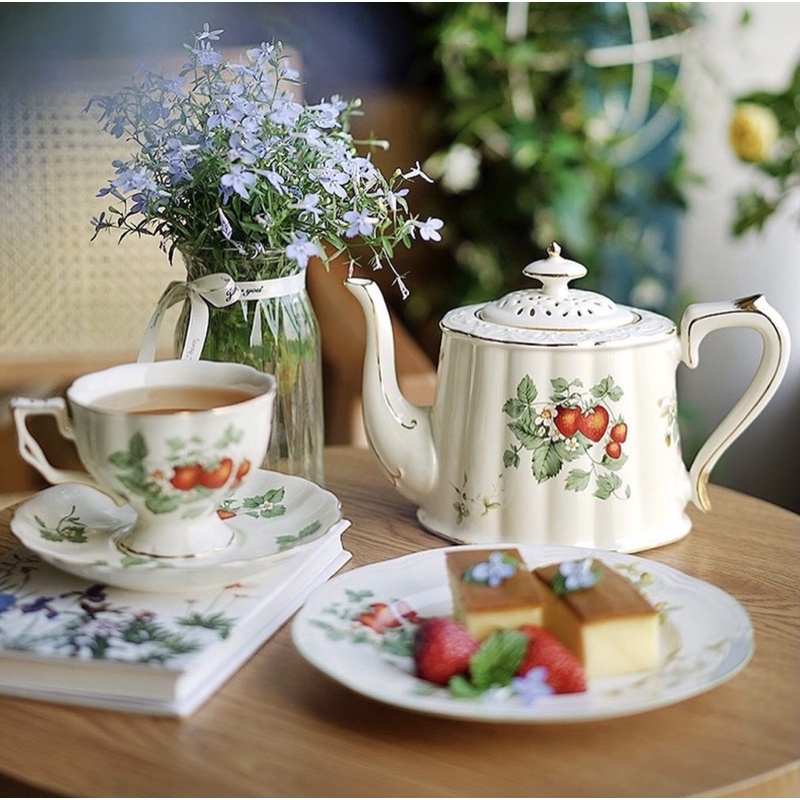 Set trà chiều hoạ tiết dâu tây phong cách vintage cao cấp kèm hộp