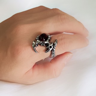 Nhẫn con bò cạp cuộn đính ngọc.