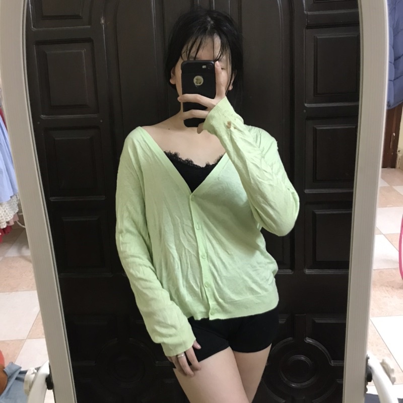 Áo khoác len mỏng màu xanh nõn chuối nhạt cổ tim Sz L