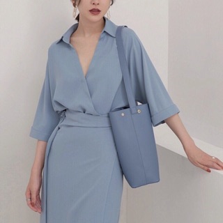 Đầm xanh đậm cổ bẻ đắp tà