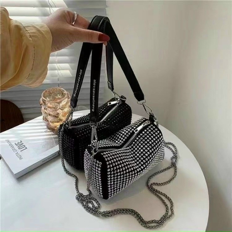 Túi Kẹp Nách Trống Đá Dây In Chữ Kèm Dây Xích Dài Đeo Chéo Túi Đeo Chéo Nữ