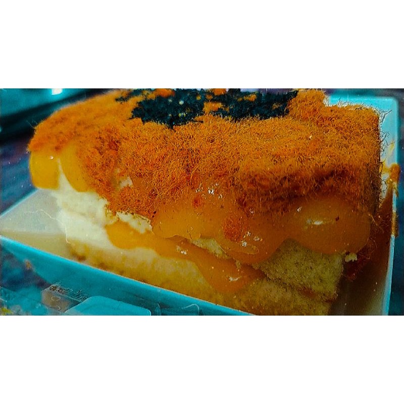 Bánh mì trứng muối dát vàng