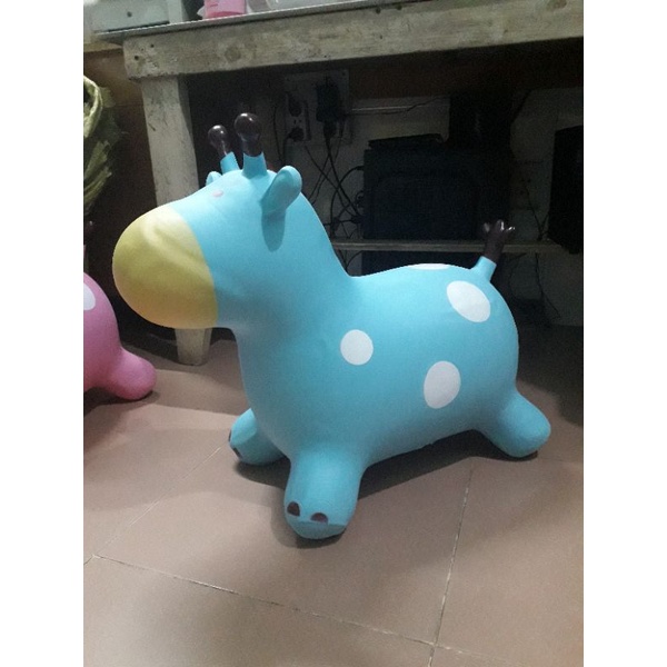 Thú nhún bơm hơi hình con bò cho bé yêu