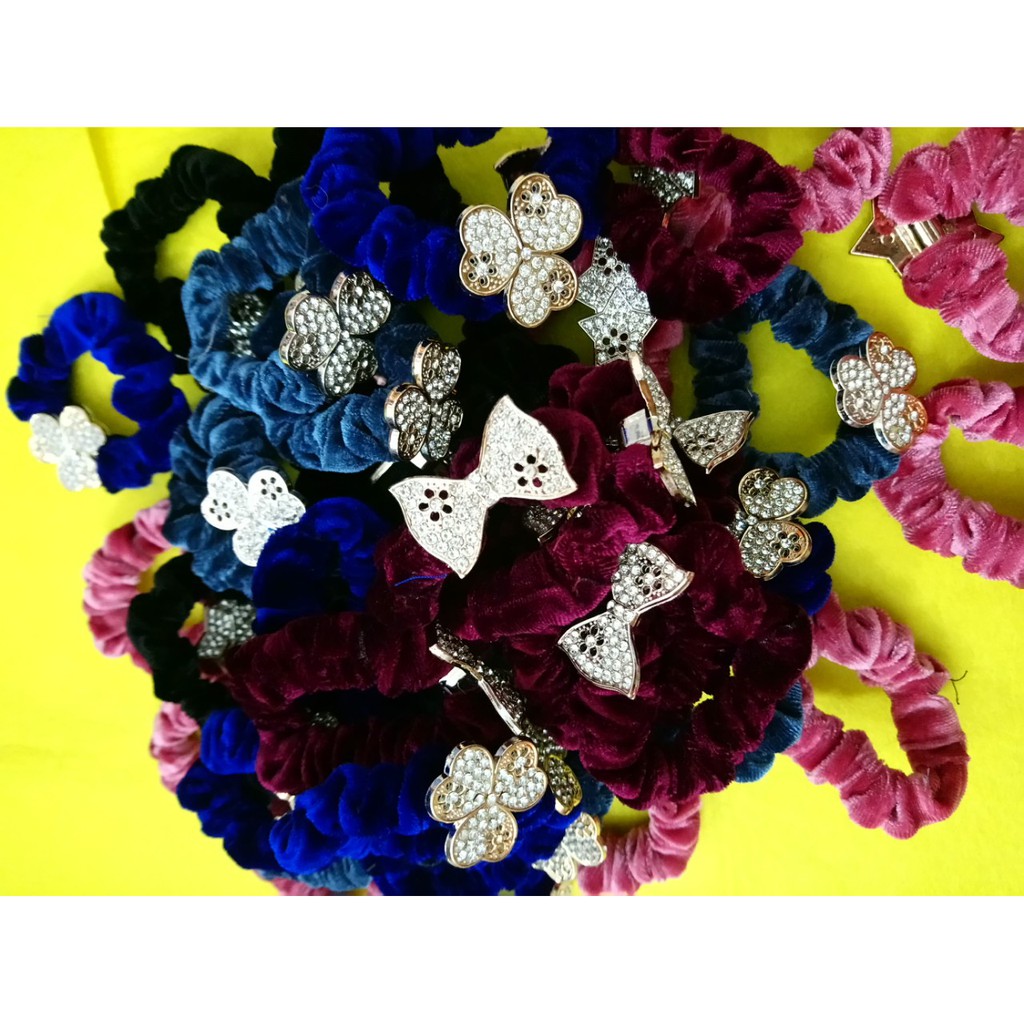 Combo 10 cột tóc nhung đính đá siêu sang như hình. Ở ngoài lấp lánh hơn hình. Lấy đủ màu ngẫu nhiên. Màu nào cũng đẹp.