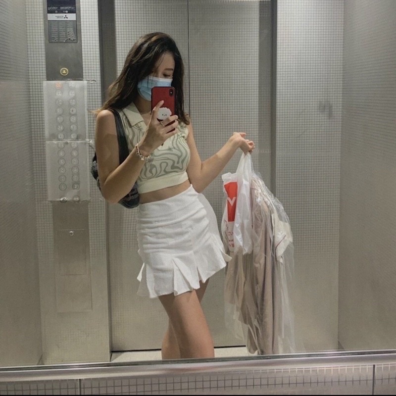 Áo gile croptop cổ polo hoạ tiết quả trám Aimee closet