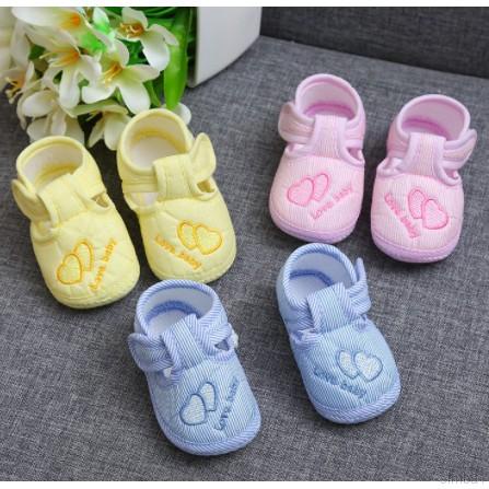 Đôi giày thể thao đế mềm/ Vớ chống trượt kèm vớ cho bé từ 0-12 tháng tuổi