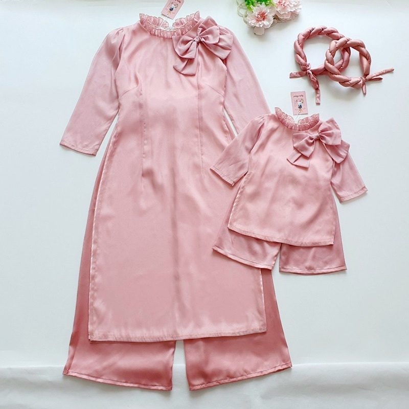 Áo dài tơ hồng pastel cho mẹ và bé