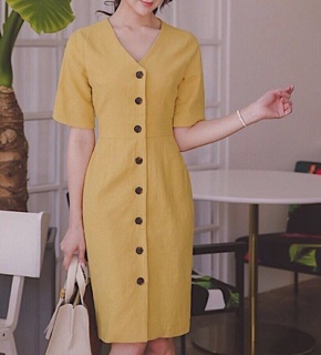 Đầm vàng cổ V nút trước (kèm hình thật)