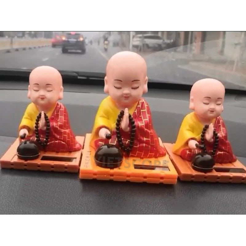 Tượng may mắn Thầy Chùa Gõ Mỏ Tụng Kinh trang trí xe hơi, phong thủy, bàn làm việc năng lượng mặt trời Chú tiểu gõ mỏ | BigBuy360 - bigbuy360.vn