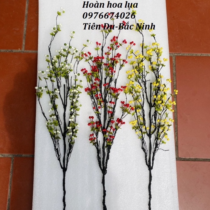 Cành điểm tuyết cao 80cm, quả xốp cắm cùng mộc lan, phù hợp trang trí mọi không gian