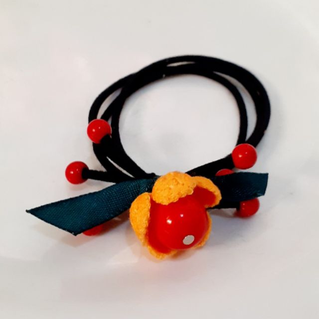Cột tóc cherry đỏ phong cách Hàn Quốc