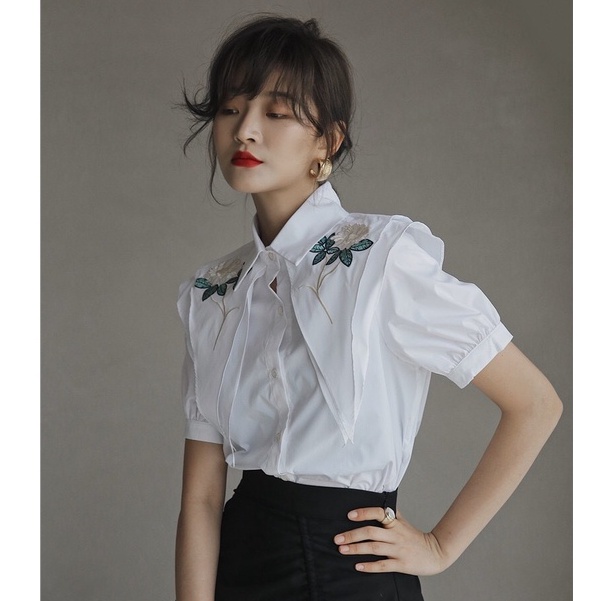 MUSHROOM LEE - Áo Sơ Mi Tay Ngắn Thêu Đôi Hoa Hồng Trắng