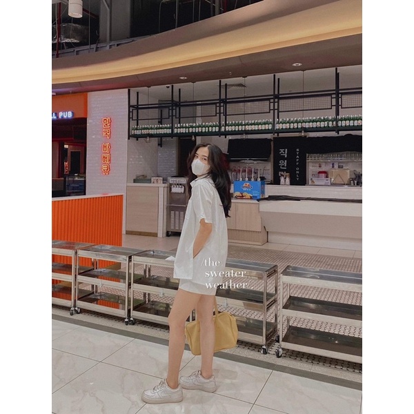 Áo sơ mi nữ ngắn tay có cổ phối cúc sườn xẻ vạt - The Sweater Weather | BigBuy360 - bigbuy360.vn
