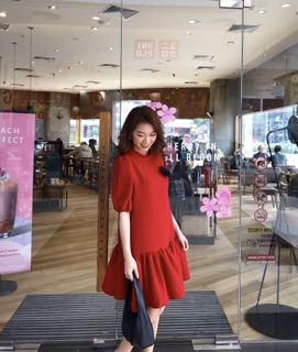 Váy thiết kế kèm hoa