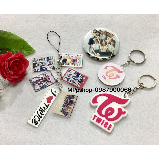 Combo phụ kiện TWICE gồm : 1 móc 6 kiếp ép,1 huy hiệu ,1 móc mica , 1 móc cao su cao cấp