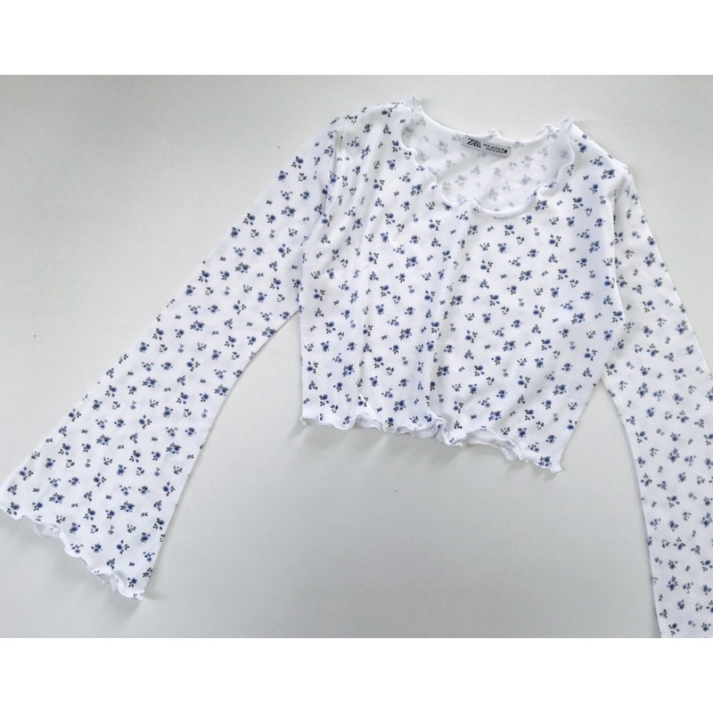 Áo croptop ôm dài tay loe xoăn lai trắng hoa nhí vnxk