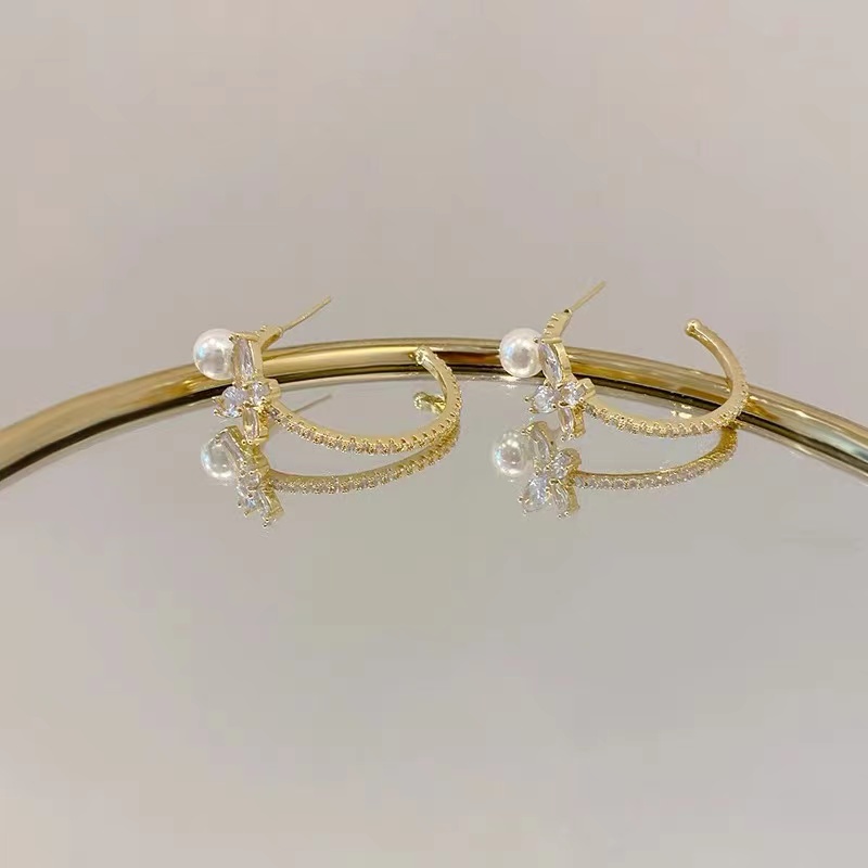 Khuyên Tai Hình Bướm Đính Ngọc Trai Thời Trang Phong Cách 2022