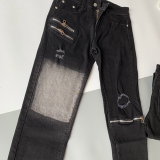 Quần jean bò nam Amiri slimfit thêu khoá zip đùi gối phối rách wash xám vuông 1 bên streetwear QJ16P