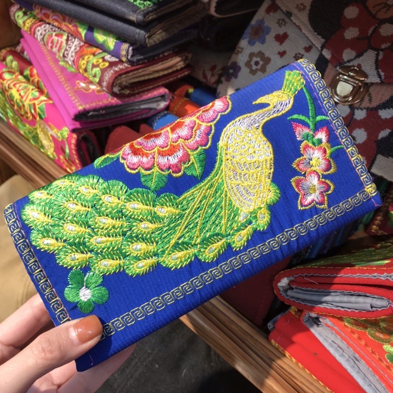 Ví thuê con công bằng vải