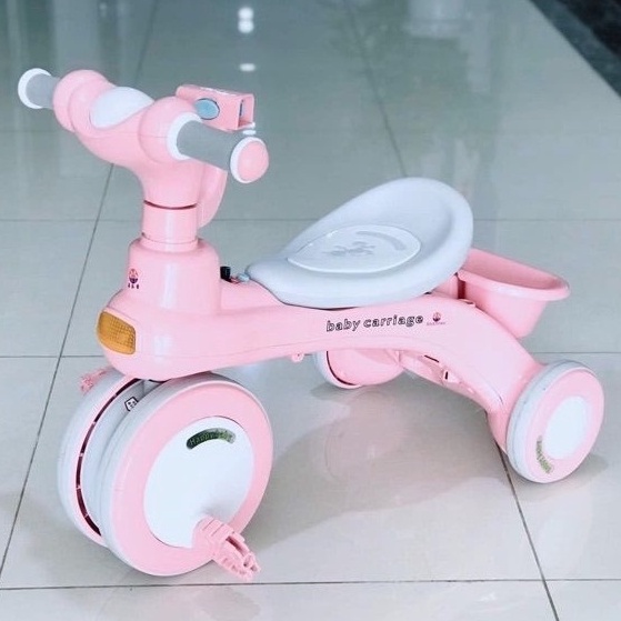 Xe 3 bánh kiêm xe chòi chân cho bé từ 1 đến 5 tuổi, có nhạc và đèn LED, có cán đẩy, mái che, đai an toàn, ghế tựa lưng