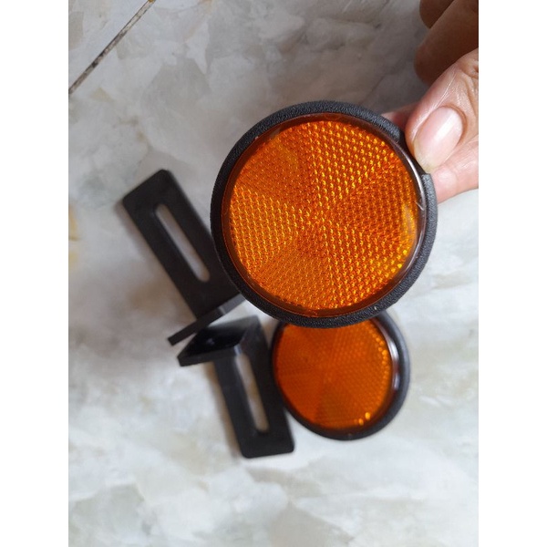 Cặp mắt mèo phản quang gắn sau bảng số cho nhiều loại xe.
