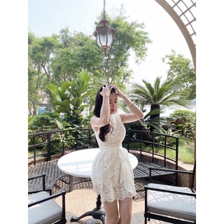 Váy ren trắng kèm đai lụa