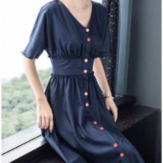 Đầm Xòe Nút Đỏ Nhúng Eo.