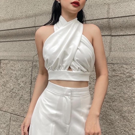 Áo croptop thiết kế cổ yếm, hai màu trắng và đen sang chảnh _ Mã sản phẩm YKT