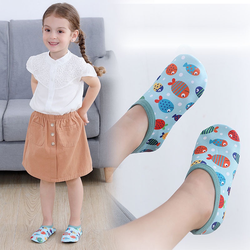 Giày chống trượt họa tiết hoạt hình đáng yêu cho trẻ tập đi