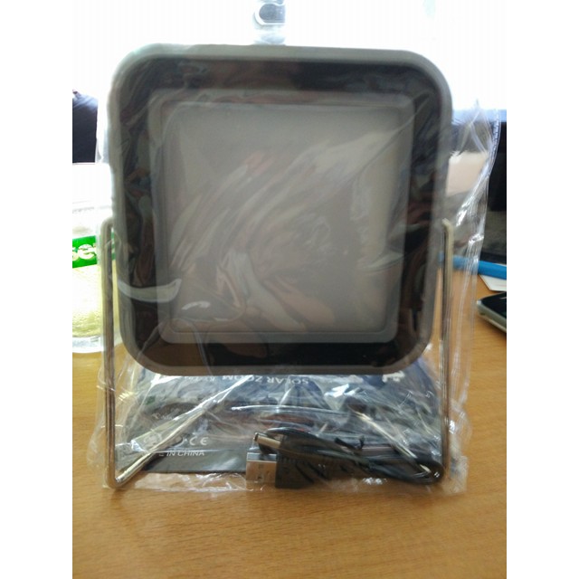 Đèn LED pha tích điện ( Sạc mặt trời hoặc cổng USb)