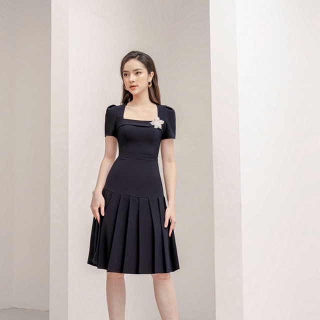 Đầm cổ vuông cài hoa