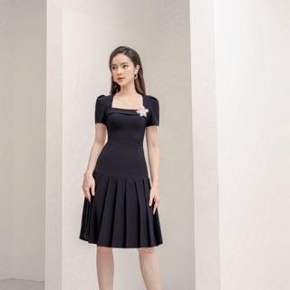 Đầm cổ vuông cài hoa