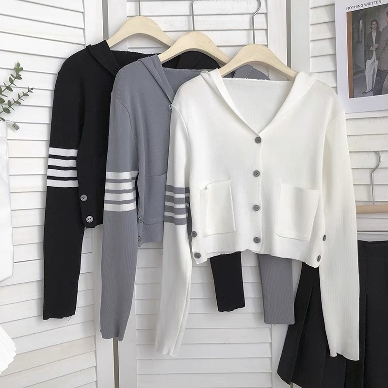 Khoác len cardigan có nón dáng lửng.