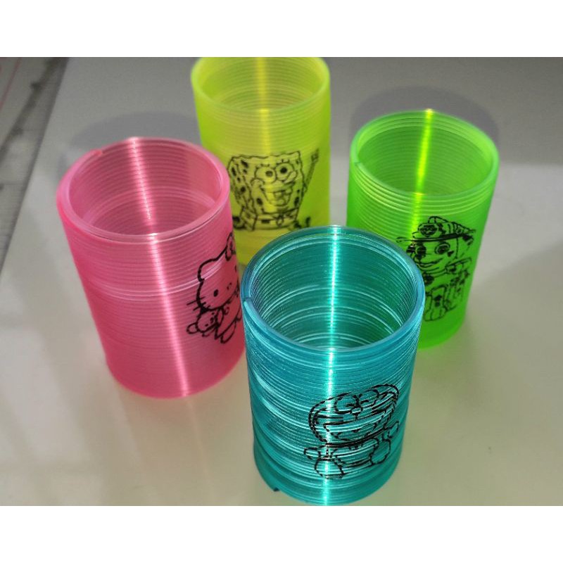 Một cái lò xo cầu vòng mini đường kích 3 cm và dài 42mm bằng nhựa in hình rất đẹp