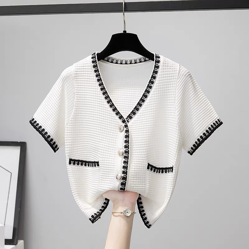 Áo cardigan len croptop cổ v tay ngắn phối nút fmstyle, áo kiểu nữ cổ V phối viền chỉ Hàn Quốc | Fmstyle Shop 204290003