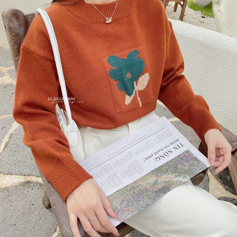 Áo len thêu hình bông hoa xanh | BigBuy360 - bigbuy360.vn