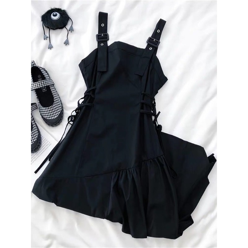 Set Váy yếm hai dây đen xẻ một bên chân, phối cùng áo phông trắng cherry vintage