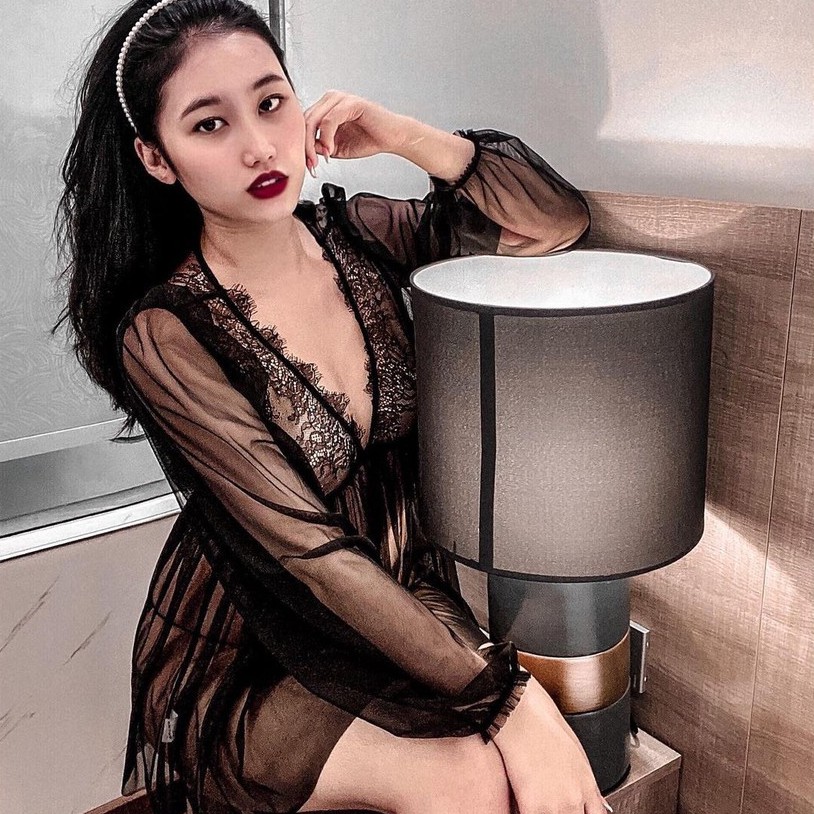 Váy ngủ sexy kiểu váy tiểu thư cổ v tay dài xuyên thấu với màu đen quyến rũ