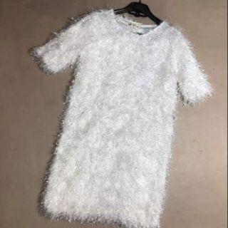 Đầm dáng suông màu trắng