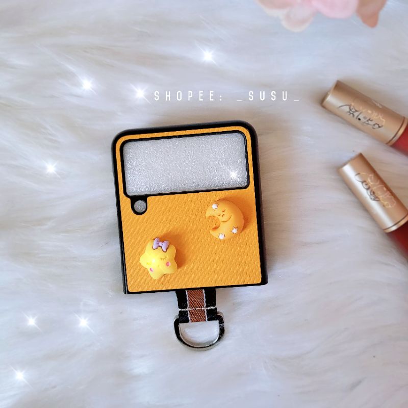 Ốp Samsung Z Flip4 - Z Flip 3 - ZFlip3 vàng cam nổi bật kèm charm trăng sao đáng yêu có móc đeo giữa