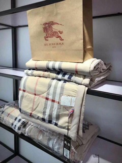 CHĂN ĐŨI HÈ BURBERRY
