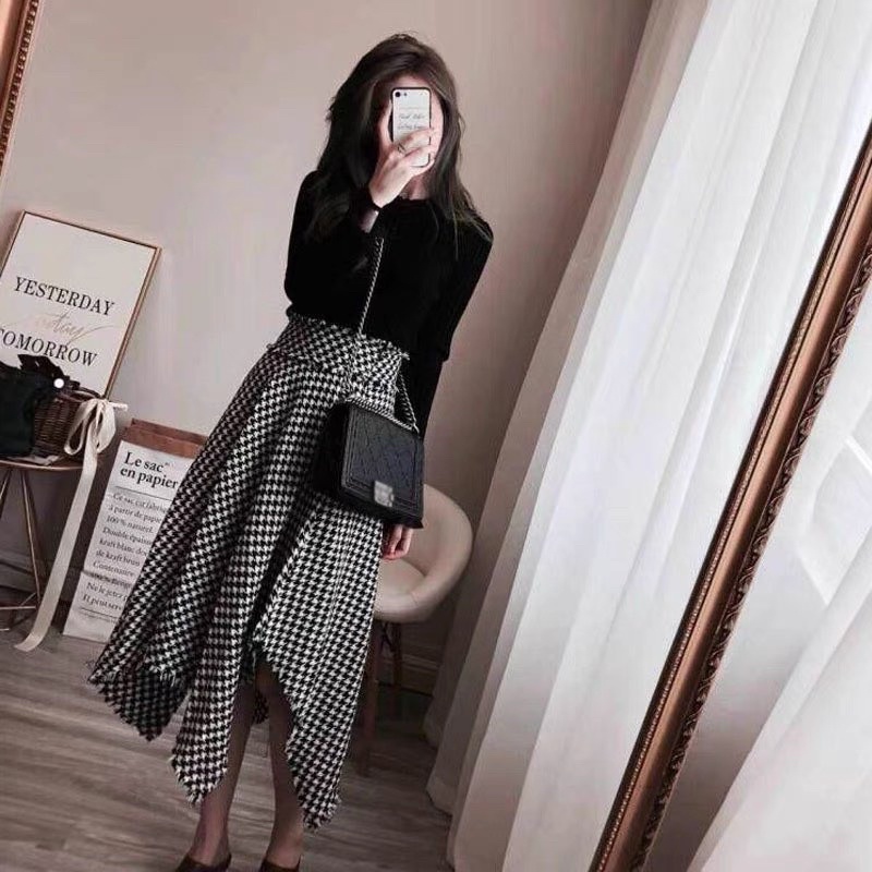 Set áo len tăm đen mix chân váy dạ tua rua