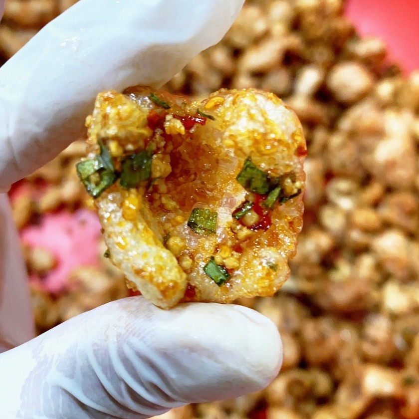 Da Heo Quay Giòn Sốt Mắm Tỏi Lon 130Gram