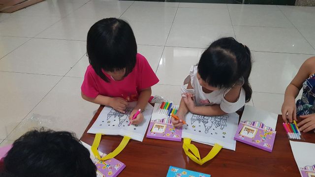 Túi vải vẽ, tô màu - hoạt động nghệ thuật Montessori
