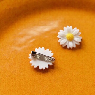 Huy hiệu hoa cúc trắng